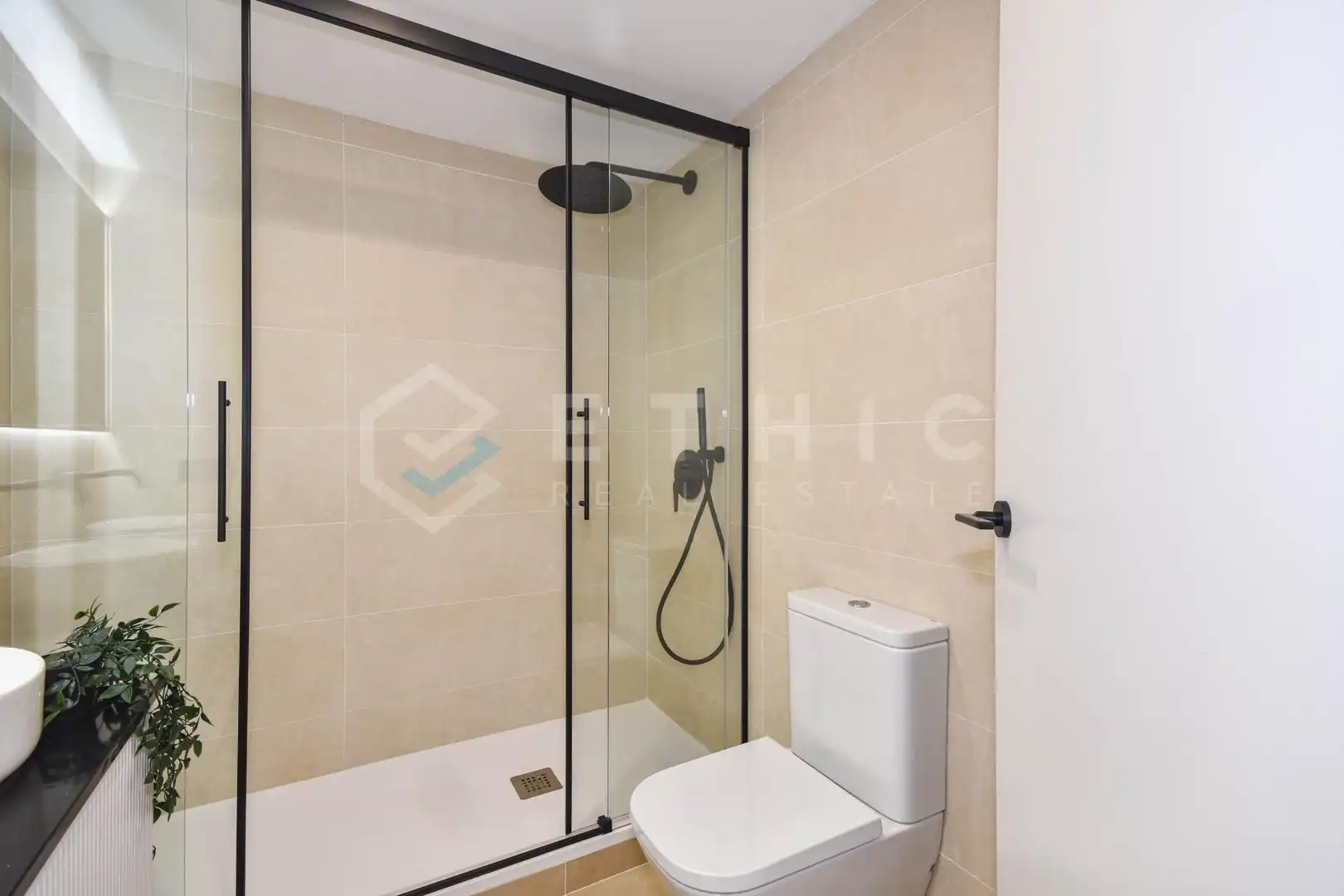 Badezimmer von Wohnung zum Verkauf in Barcelona mit Klimaanlage, Heizung und Parkett