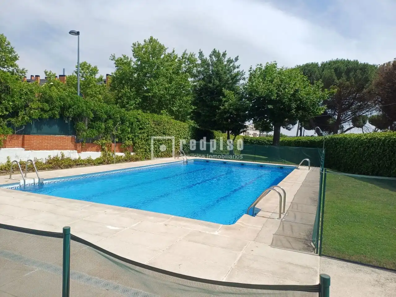 Swimming pool of Houses for sale in Pozuelo de Alarcón  with Air Conditioner, Heating and Private garden