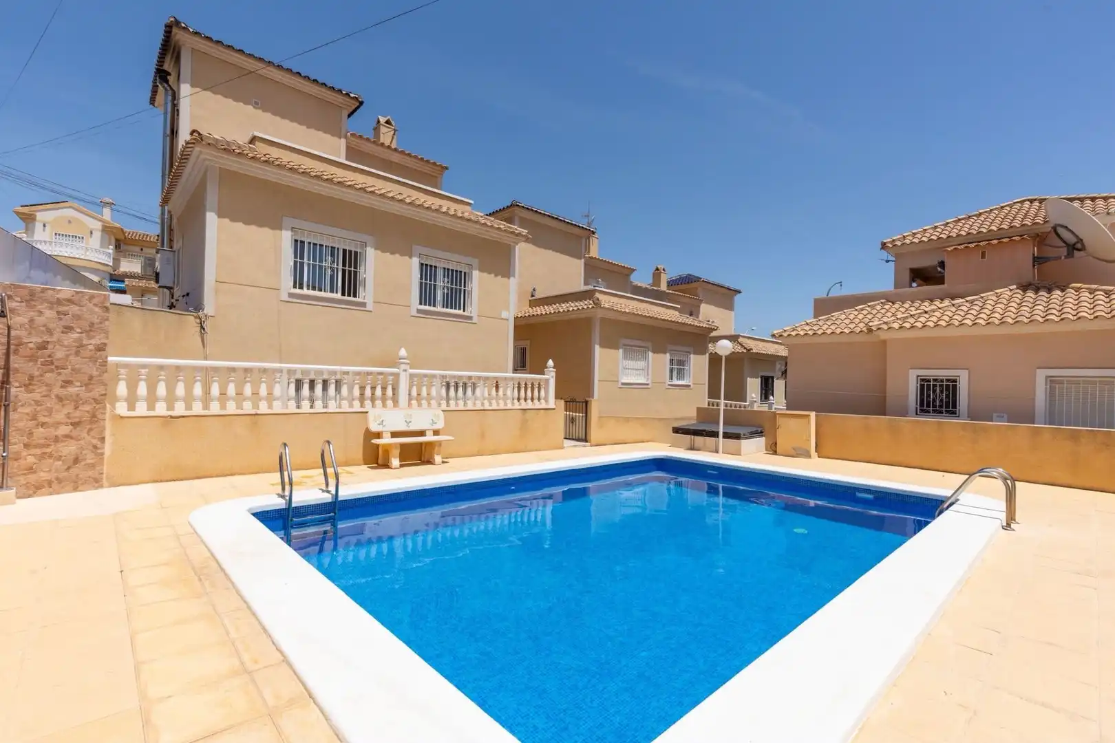 Schwimmbecken von Haus oder Chalet zur Miete in San Miguel de Salinas mit Klimaanlage, Heizung und Privatgarten