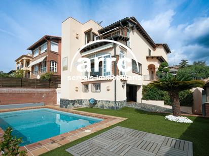 Vista exterior de Casa o xalet de lloguer en Premià de Dalt amb Aire condicionat, Calefacció i Jardí privat
