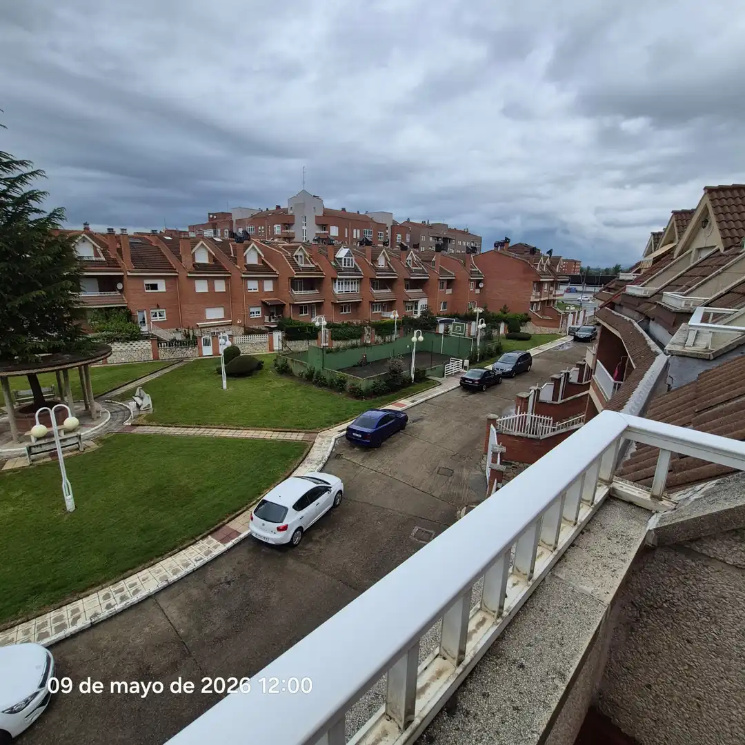 Vista exterior de Casa o xalet en venda en San Andrés del Rabanedo amb Calefacció, Jardí privat i Parquet