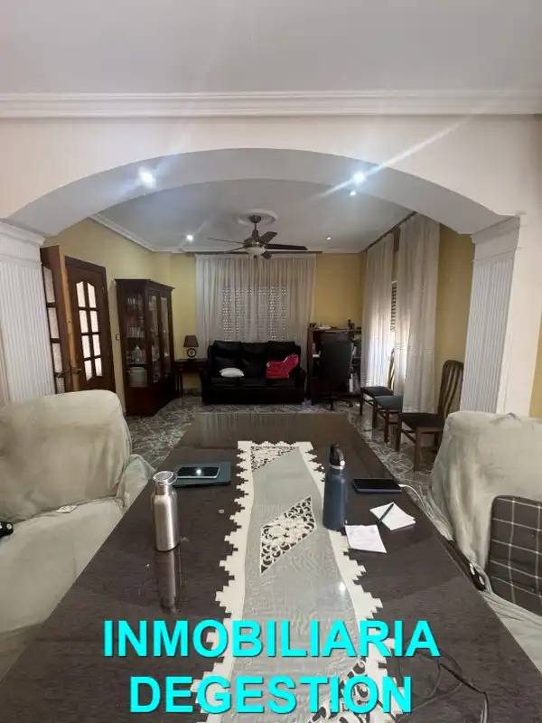 Sala d'estar de Casa adosada en venda en Linares amb Aire condicionat, Calefacció i Jardí privat