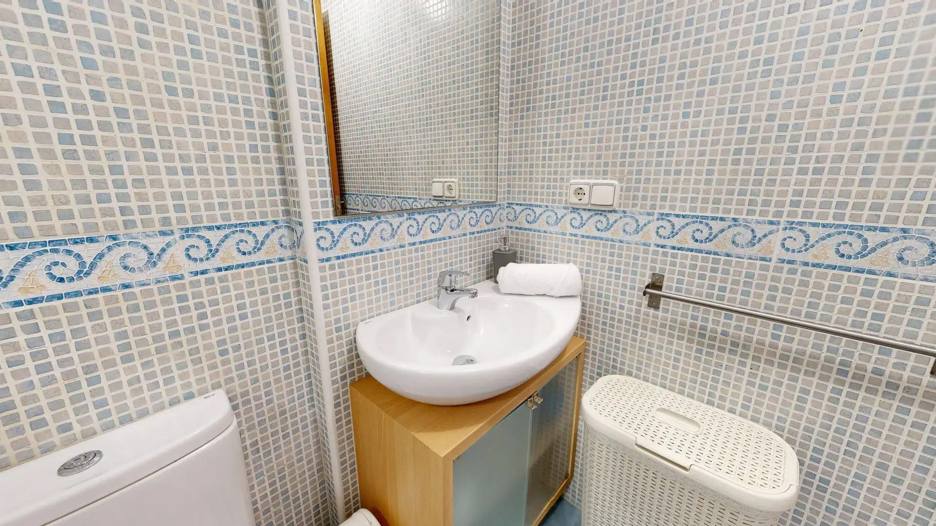 Baño de Apartamento de alquiler en Elche / Elx con Aire acondicionado, Calefacción y Jardín privado
