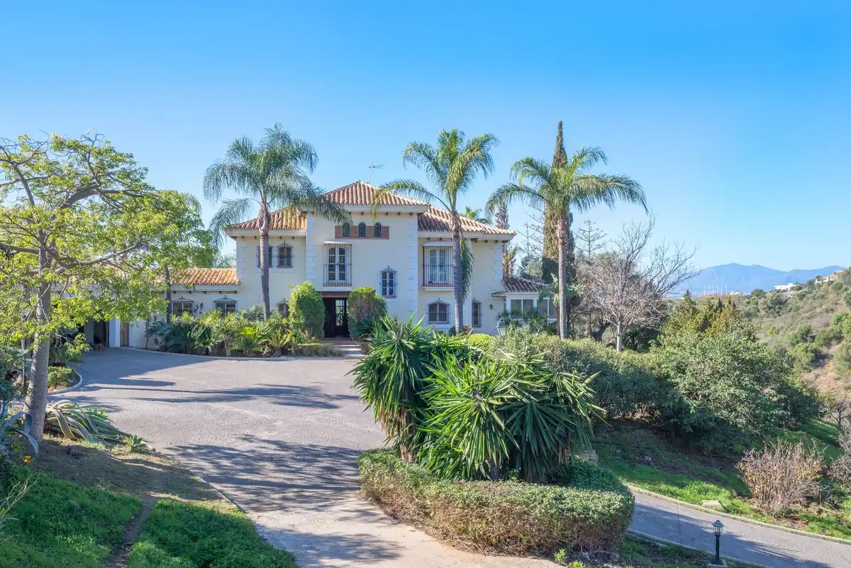Chalet con terraza en venta en Urbanizacion los Altos de los Monteros 15