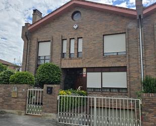 Vista exterior de Casa o xalet en venda en Torrelavega  amb Calefacció i Parquet