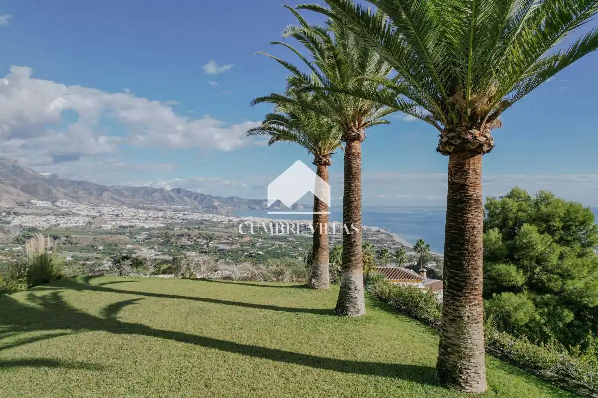 Vista exterior de Casa o xalet en venda en Nerja amb Jardí privat i Terrassa