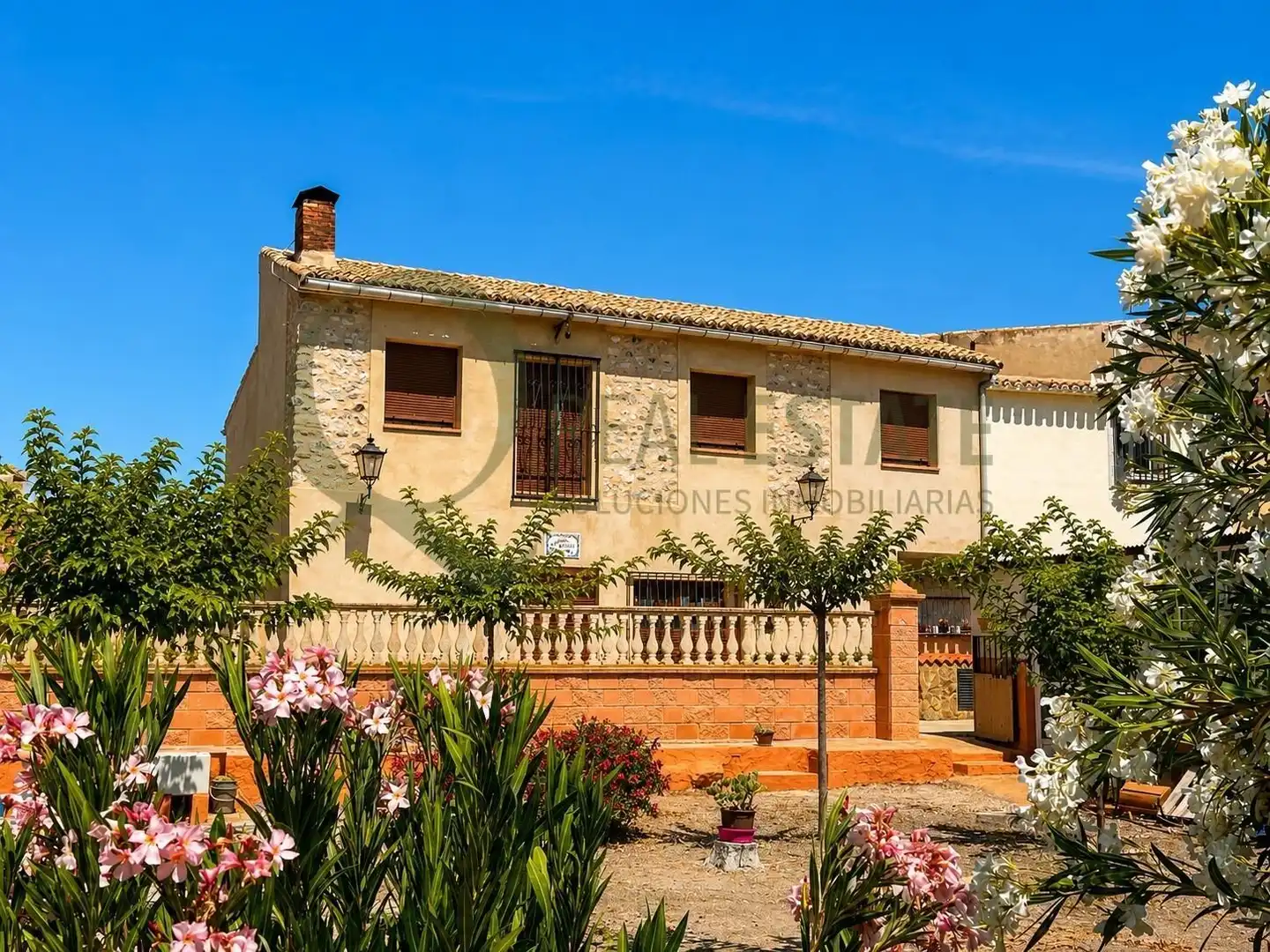 Vista exterior de Casa o chalet en venta en Villena con Jardín privado, Piscina y Amueblado