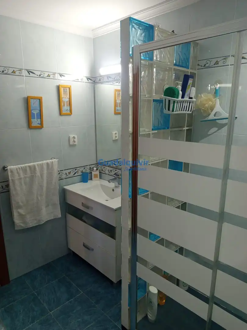 Baño de Casa adosada en venta en Montequinto con Aire acondicionado, Jardín privado y Trastero