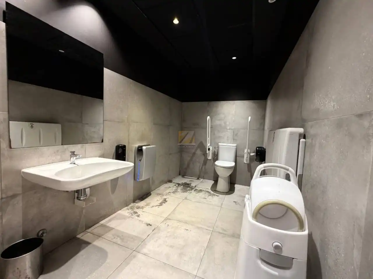 Badezimmer von Geschaftsraum zur Miete in Oviedo  mit Klimaanlage und Alarm