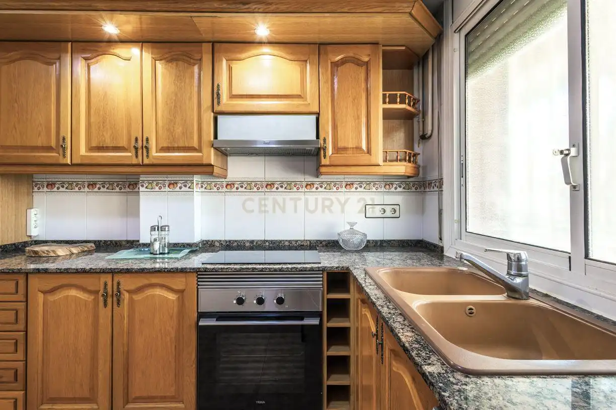 Cuina de Apartament en venda en Sant Vicenç Dels Horts amb Aire condicionat i Balcó