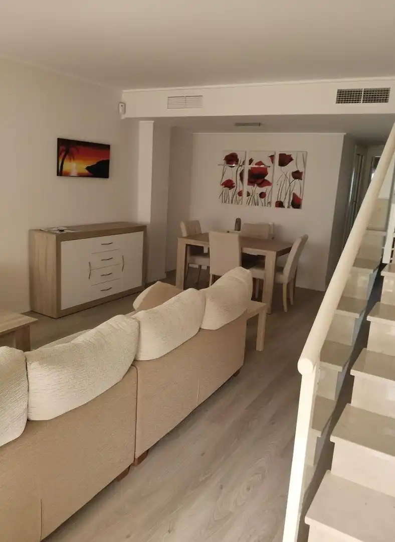 Sala d'estar de Casa adosada en venda en Albacete amb Aire condicionat, Calefacció i Jardí privat