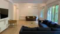 Sala d'estar de Apartament de lloguer en  Madrid Capital amb Aire condicionat i Terrassa