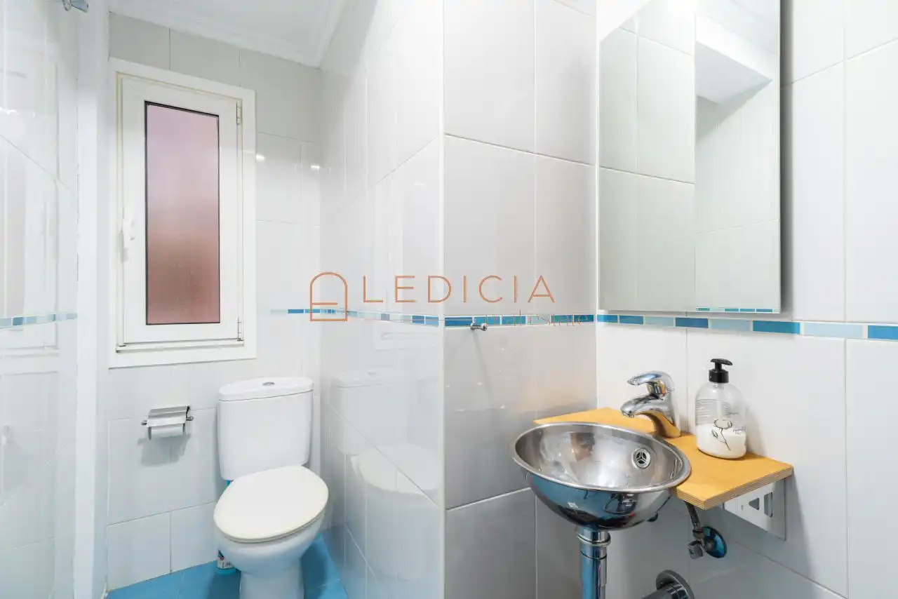 Bathroom of Flat for sale in Vigo   with Heating and Furnished