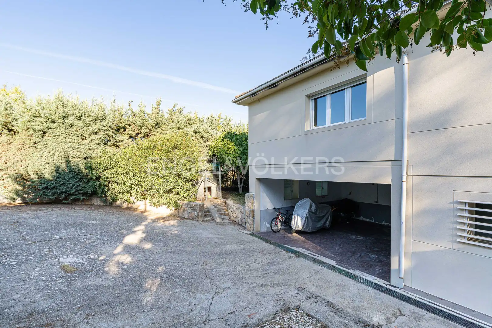 Vista exterior de Casa o xalet en venda en Boadilla del Monte amb Aire condicionat, Calefacció i Jardí privat