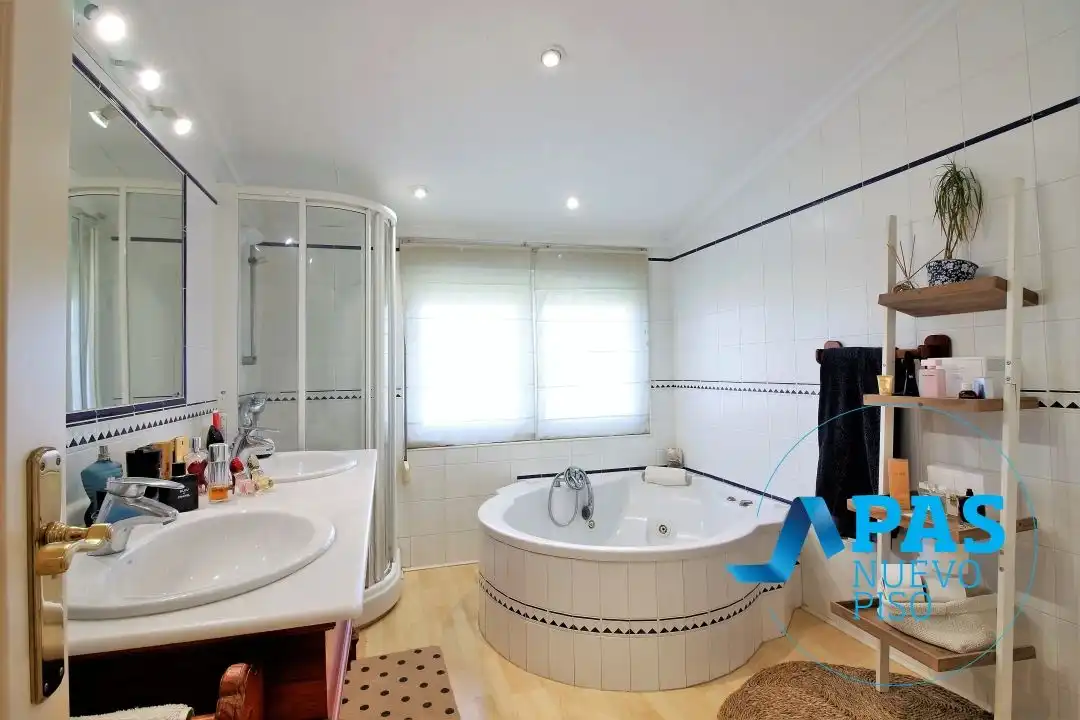 Bathroom of Houses for sale in Santander  with Heating, Private garden and Terrace