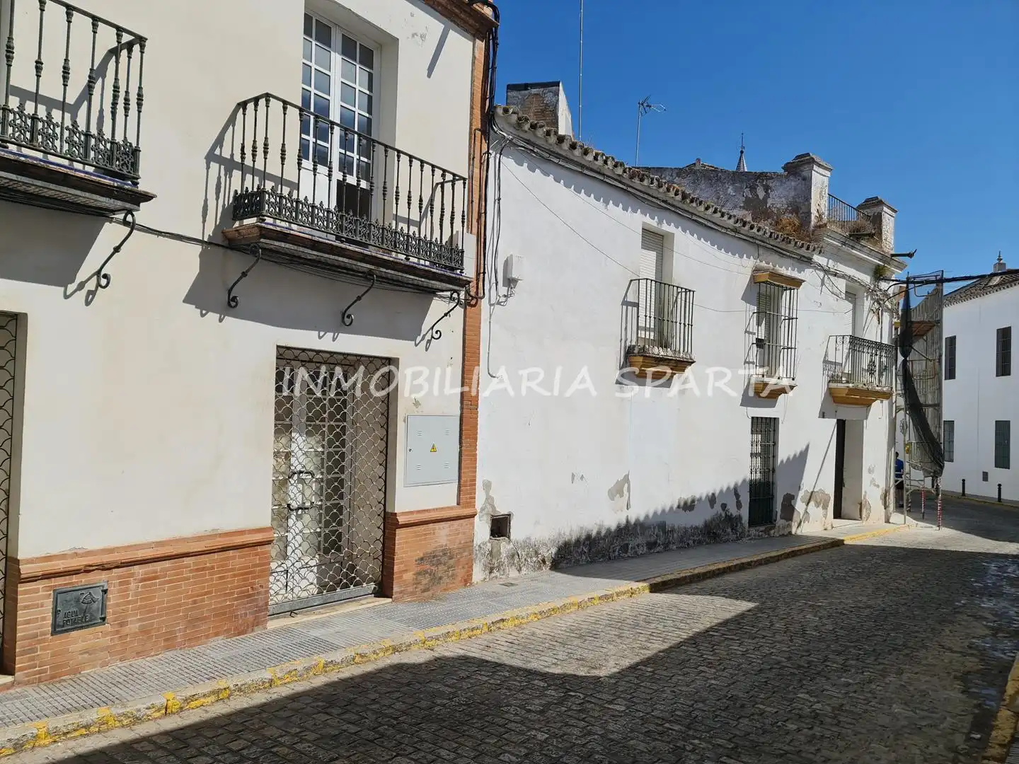 Vista exterior de Casa adosada en venda en Sanlúcar la Mayor amb Jardí privat i Balcó