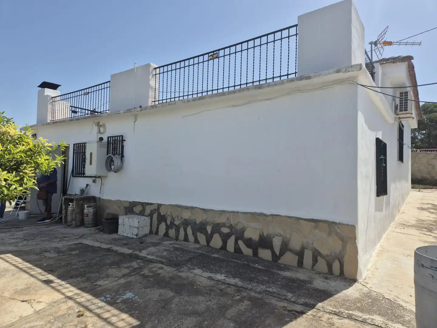 Vista exterior de Casa o xalet en venda en Llíria amb Terrassa i Piscina comunitària