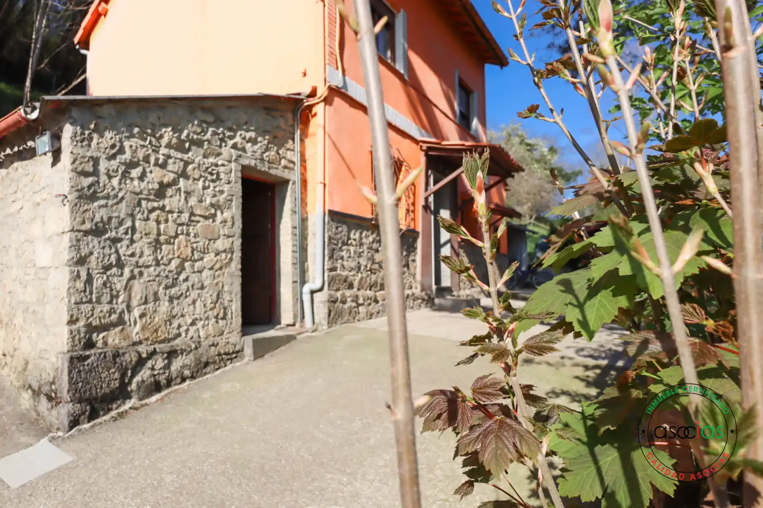 Vista exterior de Casa o xalet en venda en Oviedo  amb Calefacció, Jardí privat i Parquet