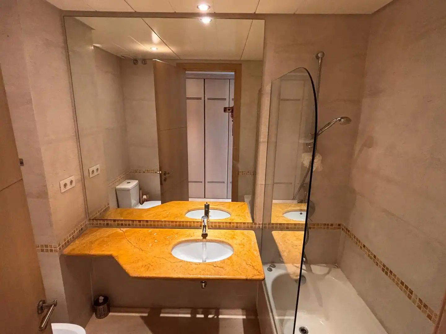 Badezimmer von Wohnung zum Verkauf in Sotogrande mit Klimaanlage, Heizung und Privatgarten