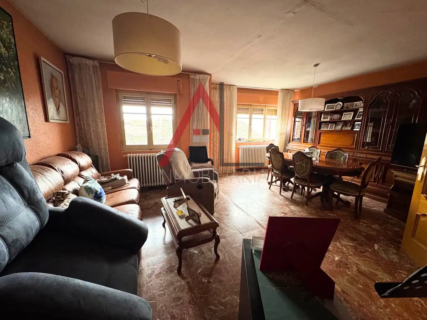 Sala de estar de Edificio en venta en Nava de la Asunción