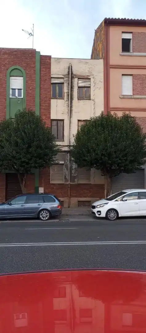 Vista exterior de Casa adosada en venda en León Capital 