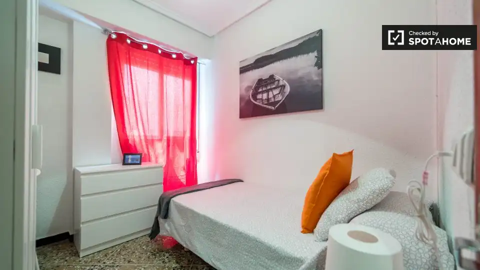 Habitación de Piso de alquiler en Valencia con Aire acondicionado, Calefacción y Amueblado
