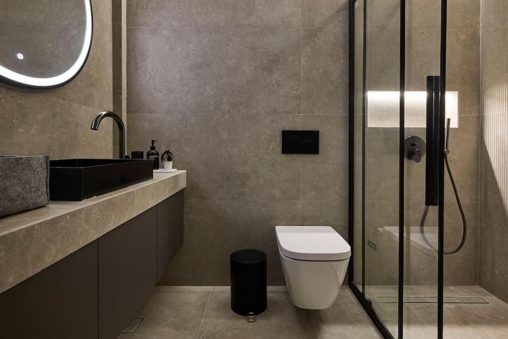 Bany de Pis de lloguer en Pontevedra Capital  amb Aire condicionat, Moblat i TV