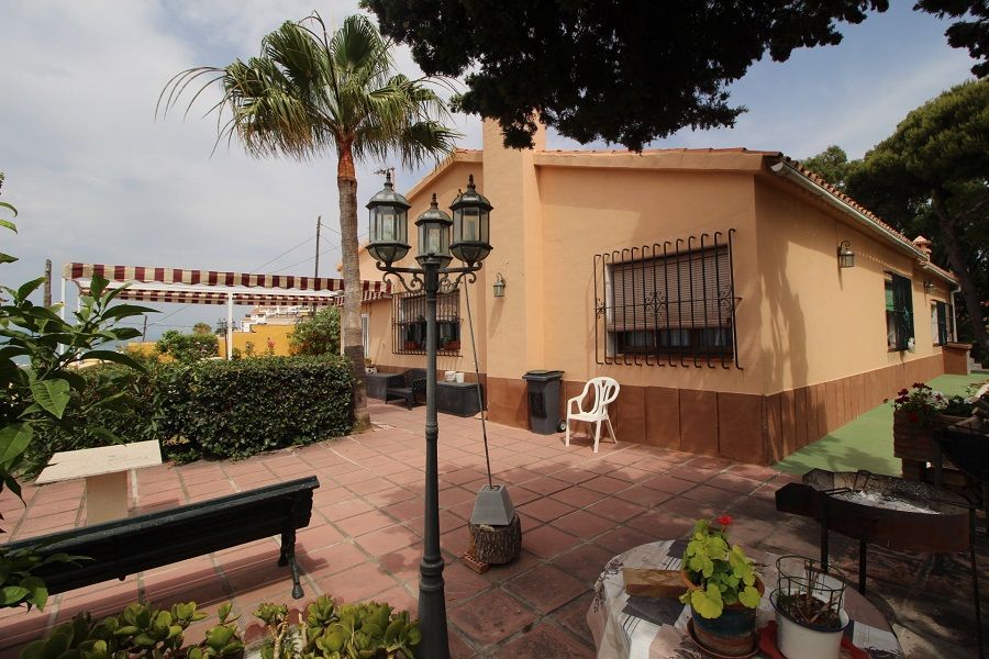 Vista exterior de Casa o xalet en venda en Vélez-Málaga amb Jardí privat