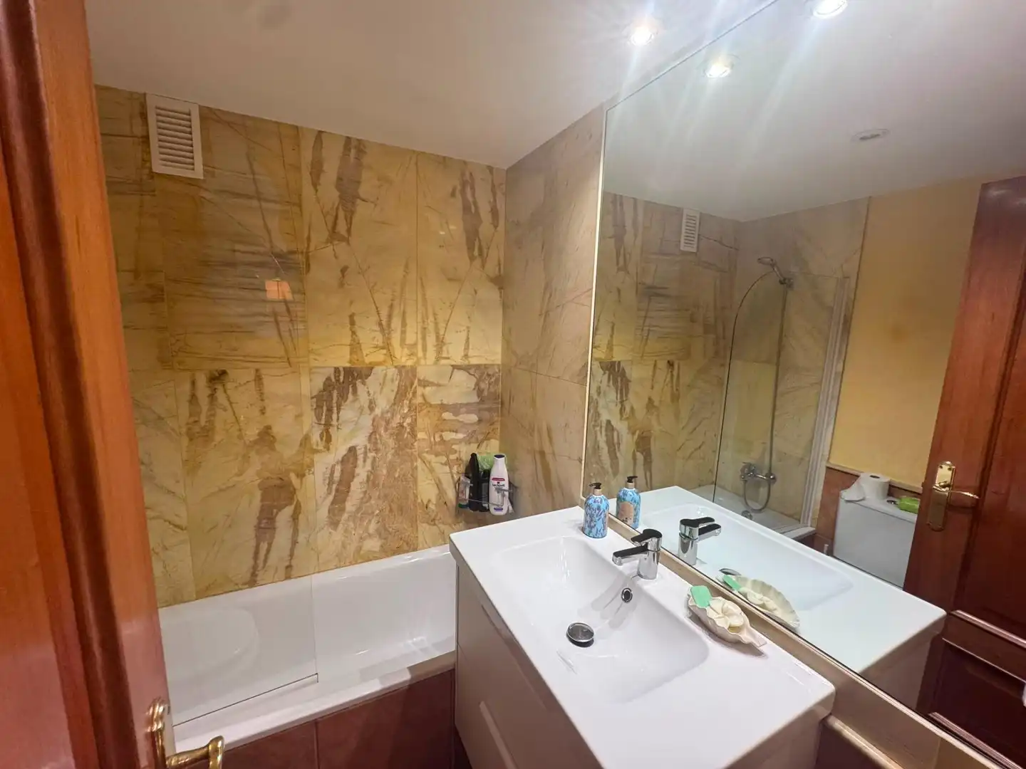 Bathroom of Flat for sale in Pineda de Mar