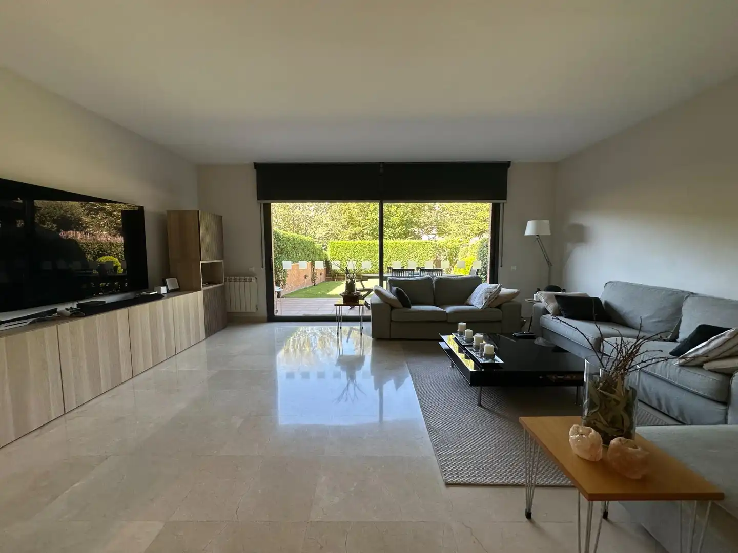 Wohnzimmer von Einfamilien-Reihenhaus zum Verkauf in Cabrils mit Klimaanlage, Heizung und Privatgarten