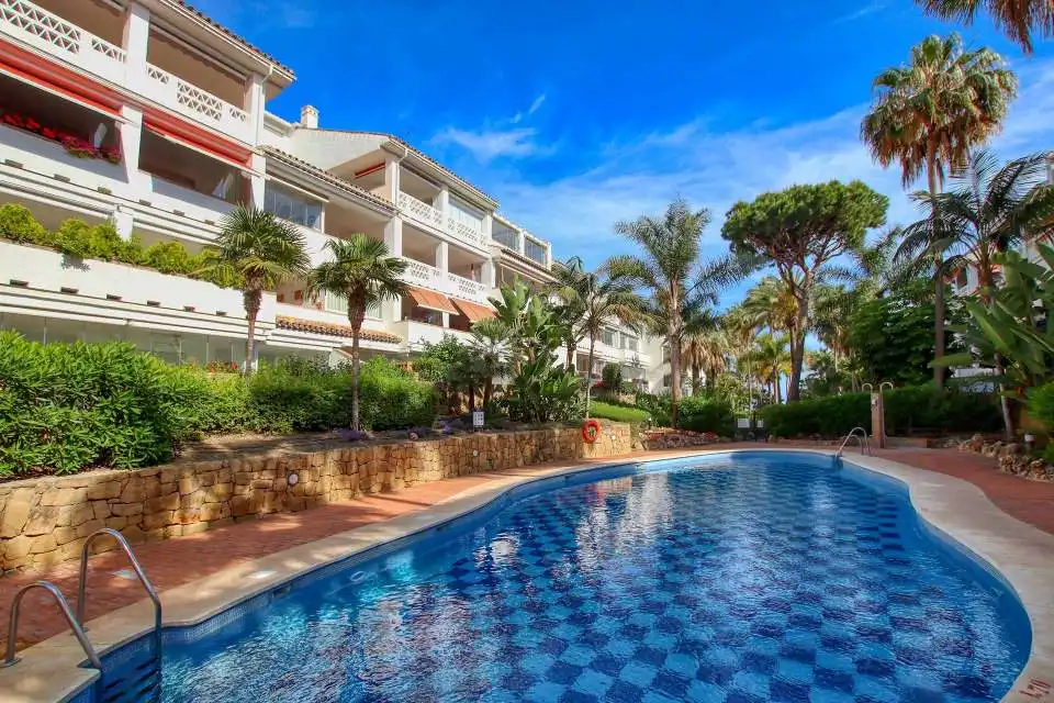 Pis amb piscina en venda a Milla de Oro