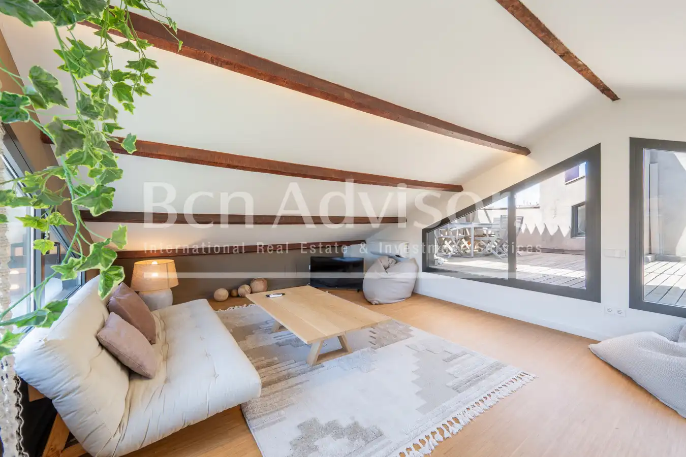 Wohnzimmer von Dachboden zum Verkauf in Barcelona mit Klimaanlage, Heizung und Parkett