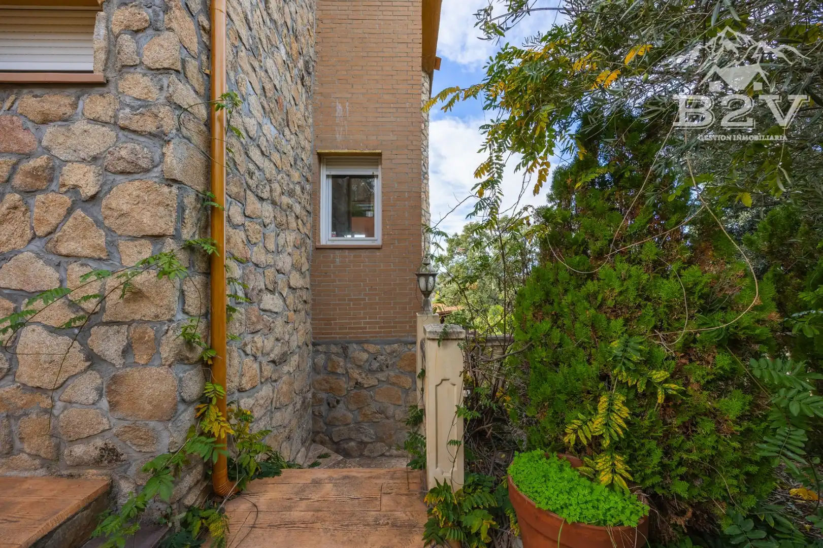 Vista exterior de Casa o xalet en venda en Venturada amb Aire condicionat, Calefacció i Jardí privat