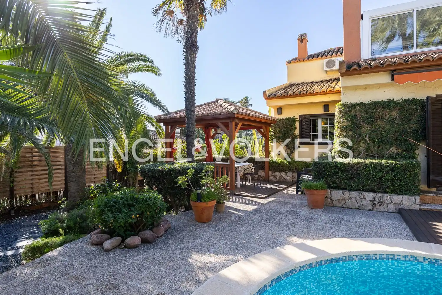 Vista exterior de Casa o xalet en venda en Riba-roja de Túria amb Aire condicionat, Calefacció i Jardí privat