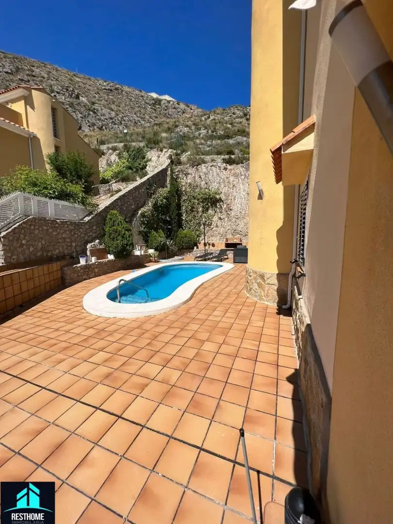 Villa con piscina in vendita a Carrer Carrer del Atlàntic