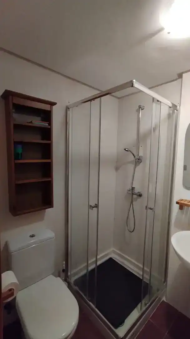 Badezimmer von Wohnungen zur Miete in Roquetas de Mar mit Klimaanlage, Schwimmbad und Balkon