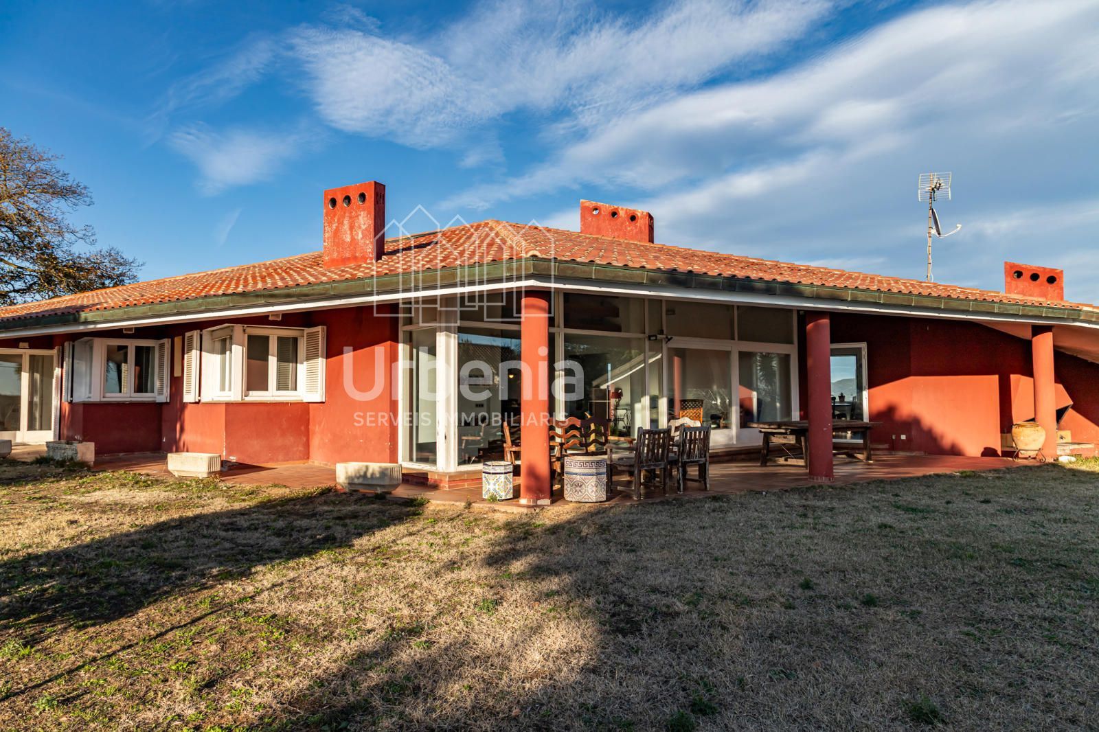 Vista exterior de Casa o xalet en venda en Mataró amb Calefacció, Jardí privat i Piscina