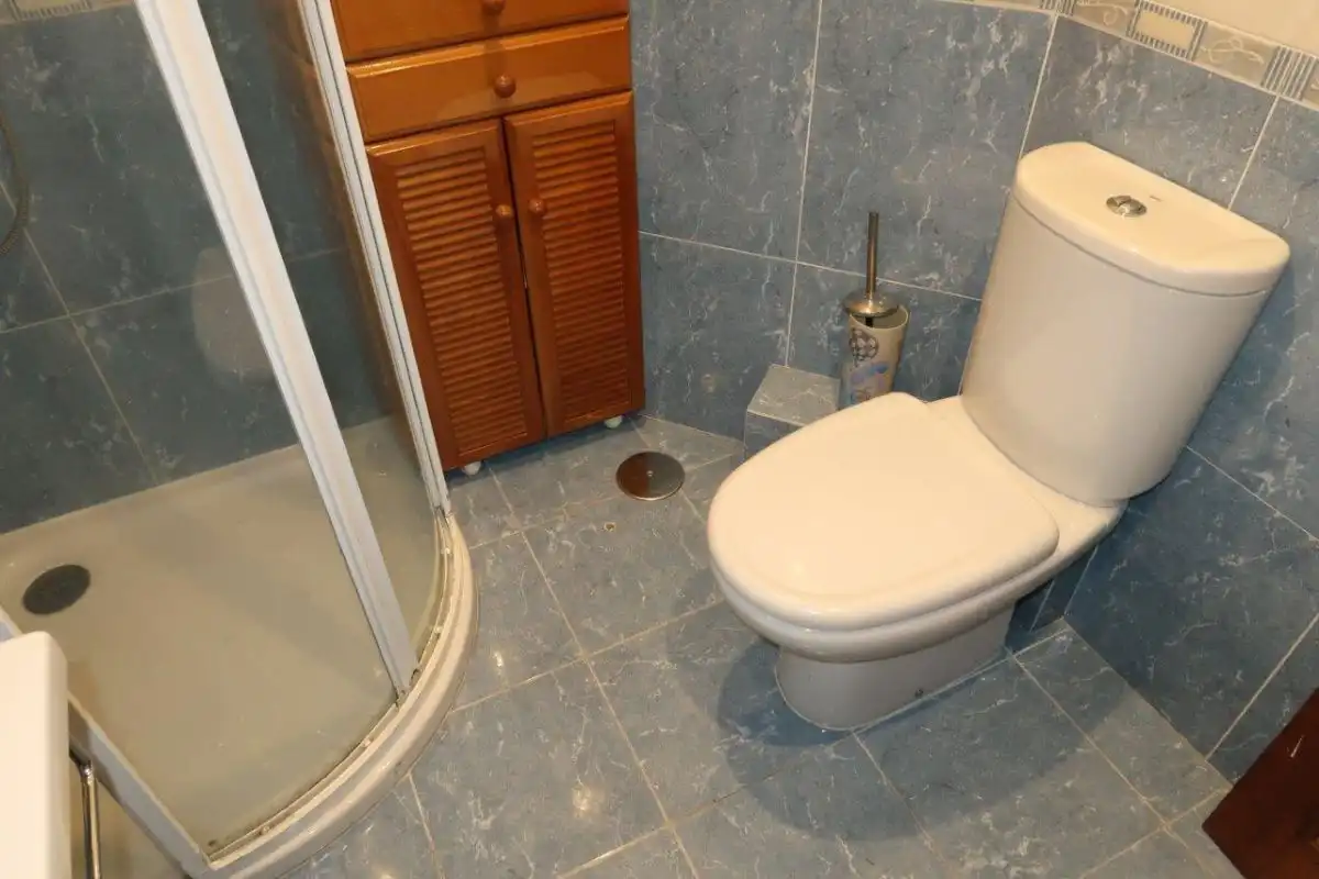 Badezimmer von Wohnung zur Miete in A Coruña Capital  mit Parkett