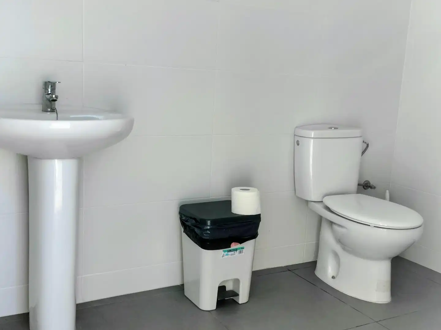 Badezimmer von Wohnung zum Verkauf in Sitges mit Privatgarten und Gemeinschaftspool