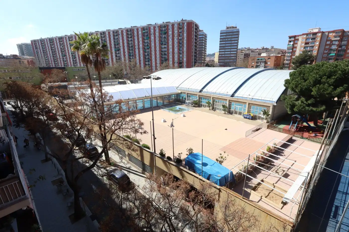 Außenansicht von Wohnung zum Verkauf in Barcelona mit Heizung, Balkon und Haustechnik