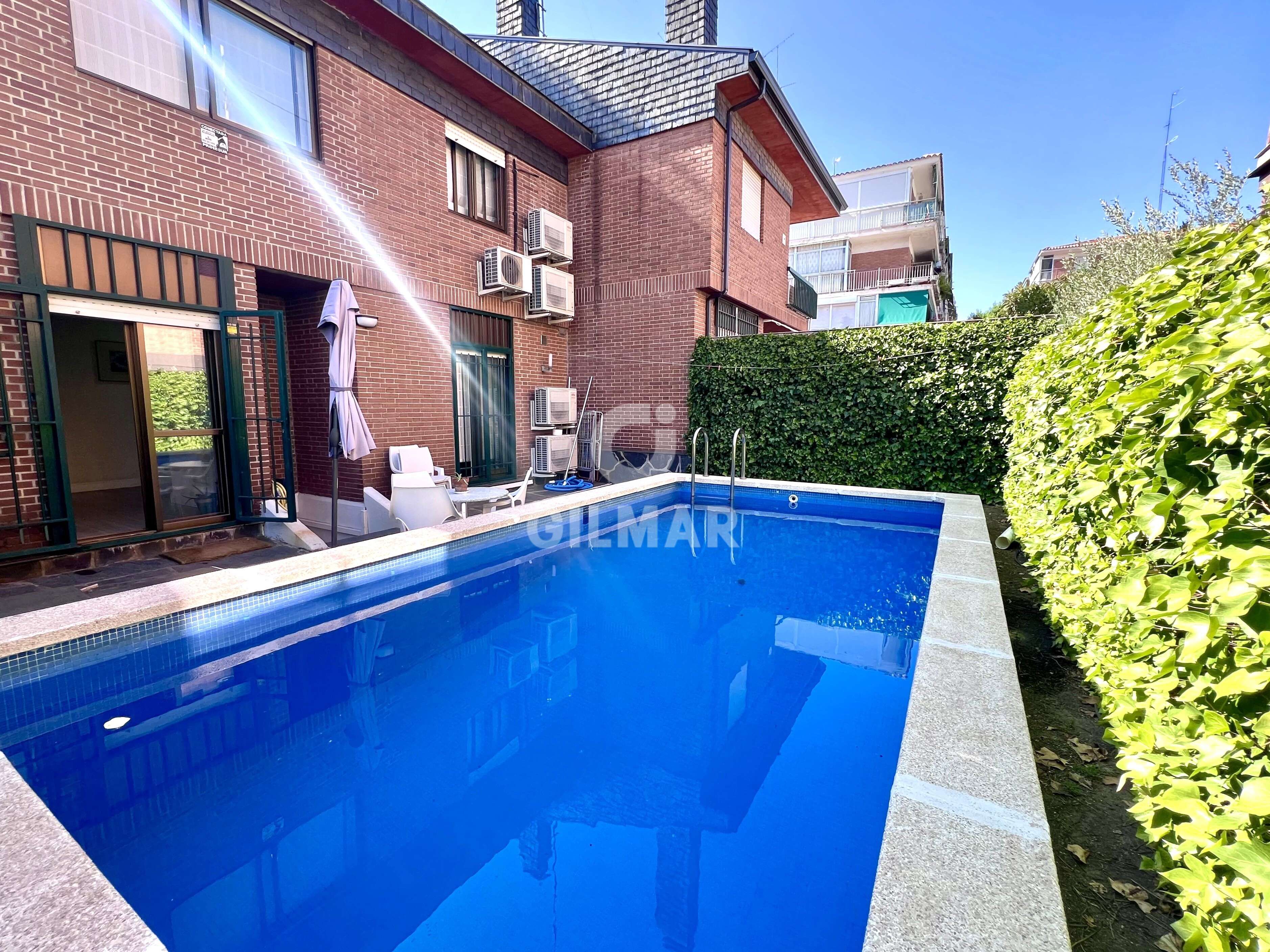 Swimming pool of Single-family semi-detached for sale in  Madrid Capital  with Heating, Private garden and Swimming Pool