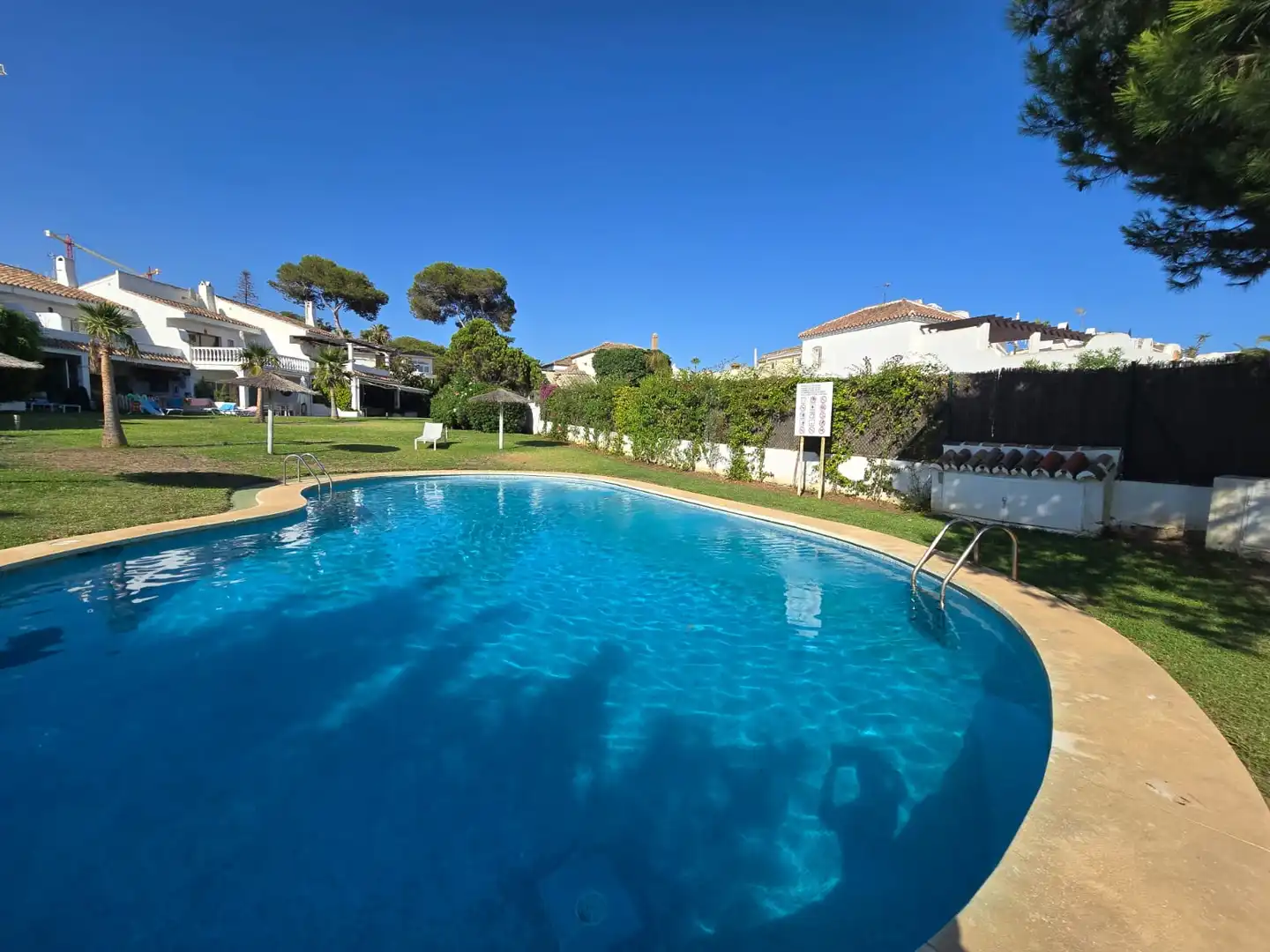 Piscina de Casa adosada en venda en Marbella amb Aire condicionat, Terrassa i Moblat
