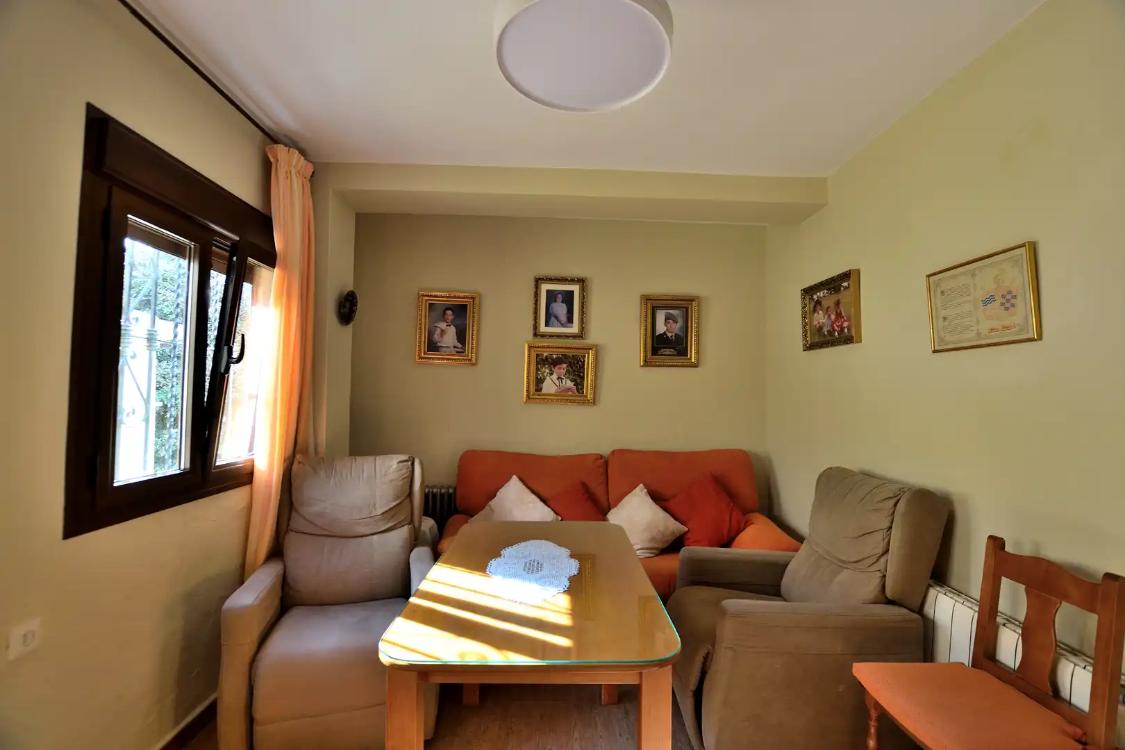 Sala d'estar de Casa adosada en venda en Ronda amb Traster, Forn i Rentadora