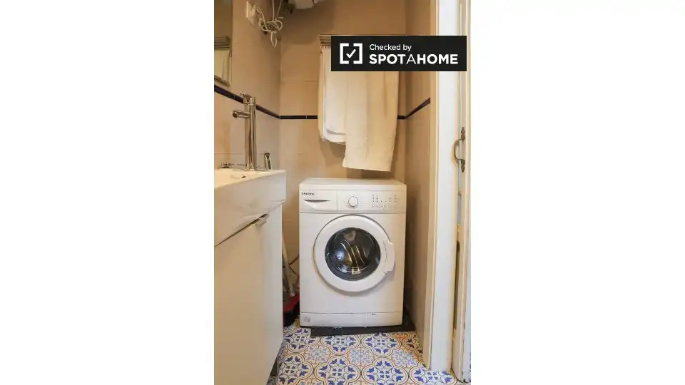 Room in Cortes - Huertas