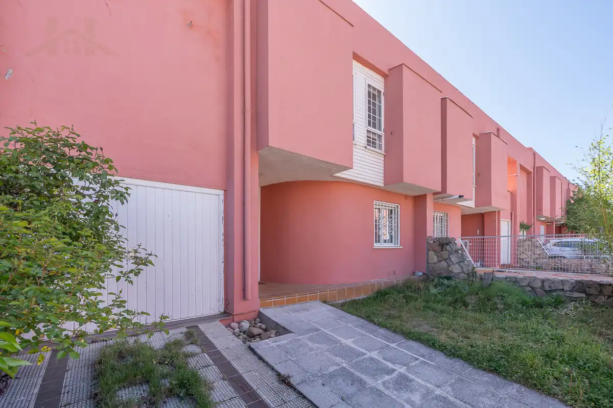 Vista exterior de Casa adosada en venta en Galapagar con Calefacción, Jardín privado y Parquet