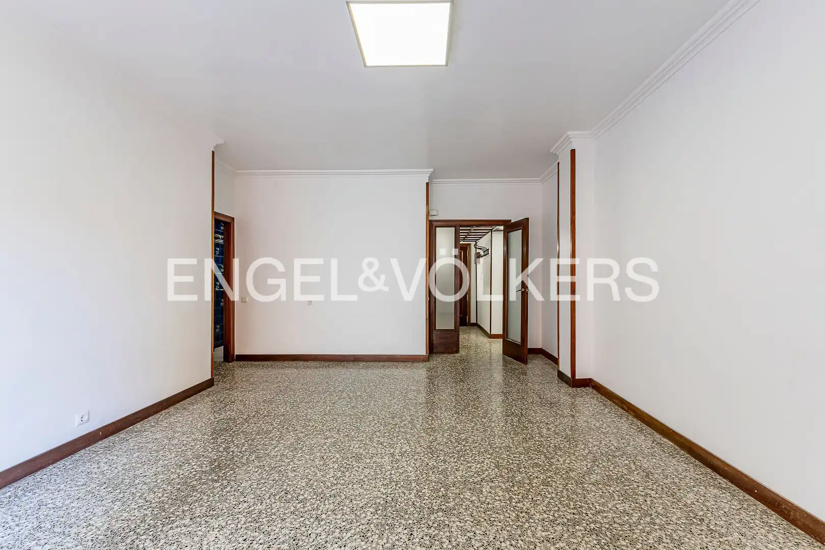 Wohnung zum Verkauf in Barcelona mit Klimaanlage, Heizung und Terrasse