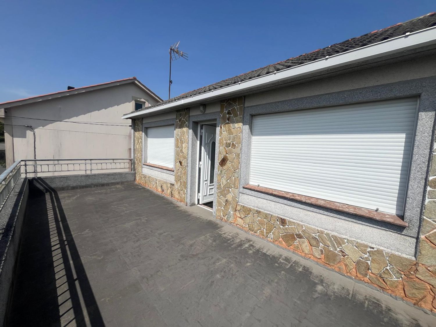 Vista exterior de Casa o xalet en venda en Carballo amb Calefacció, Terrassa i Traster