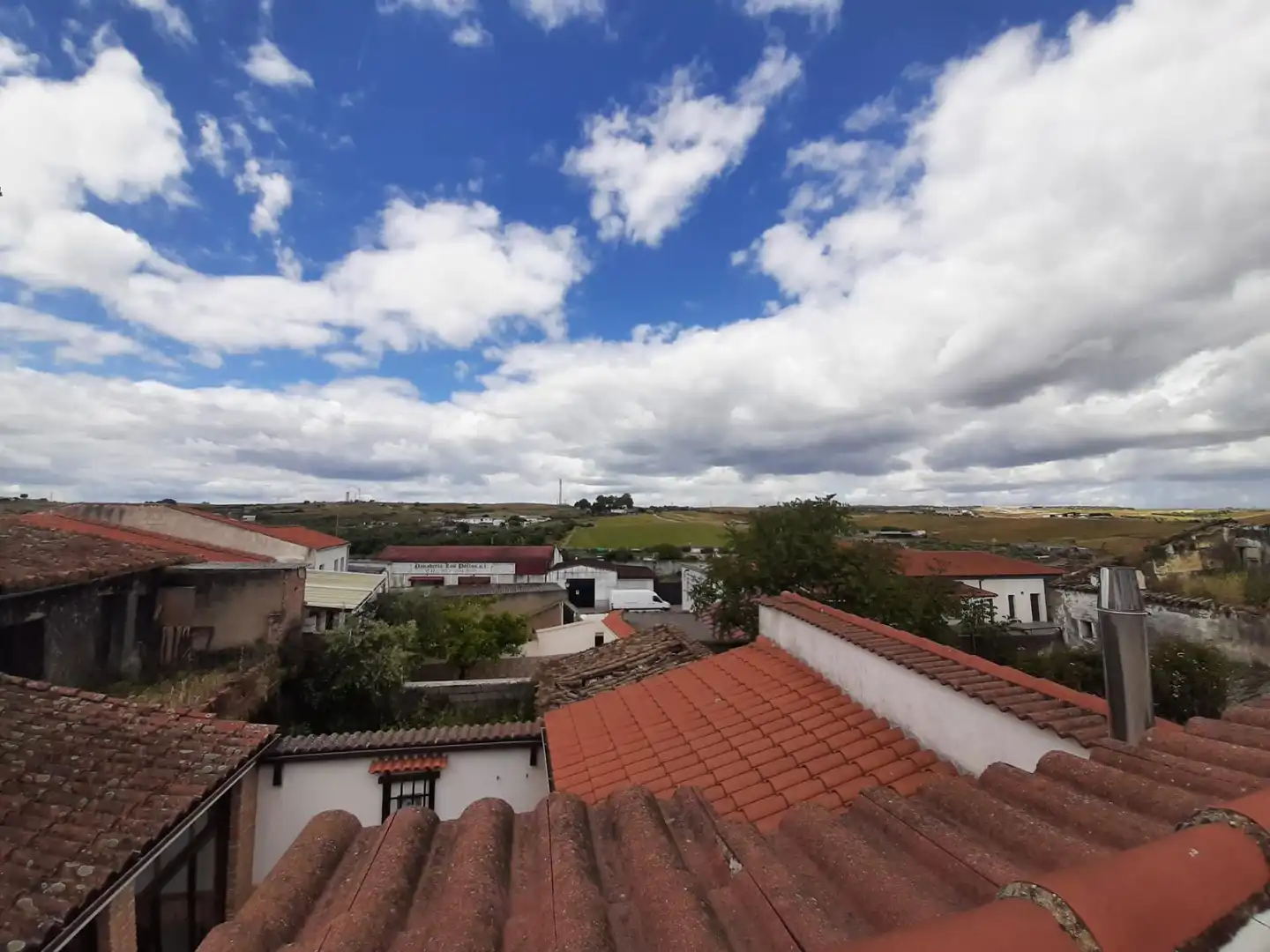 Vista exterior de Casa adosada en venda en Casar de Cáceres amb Terrassa i Balcó