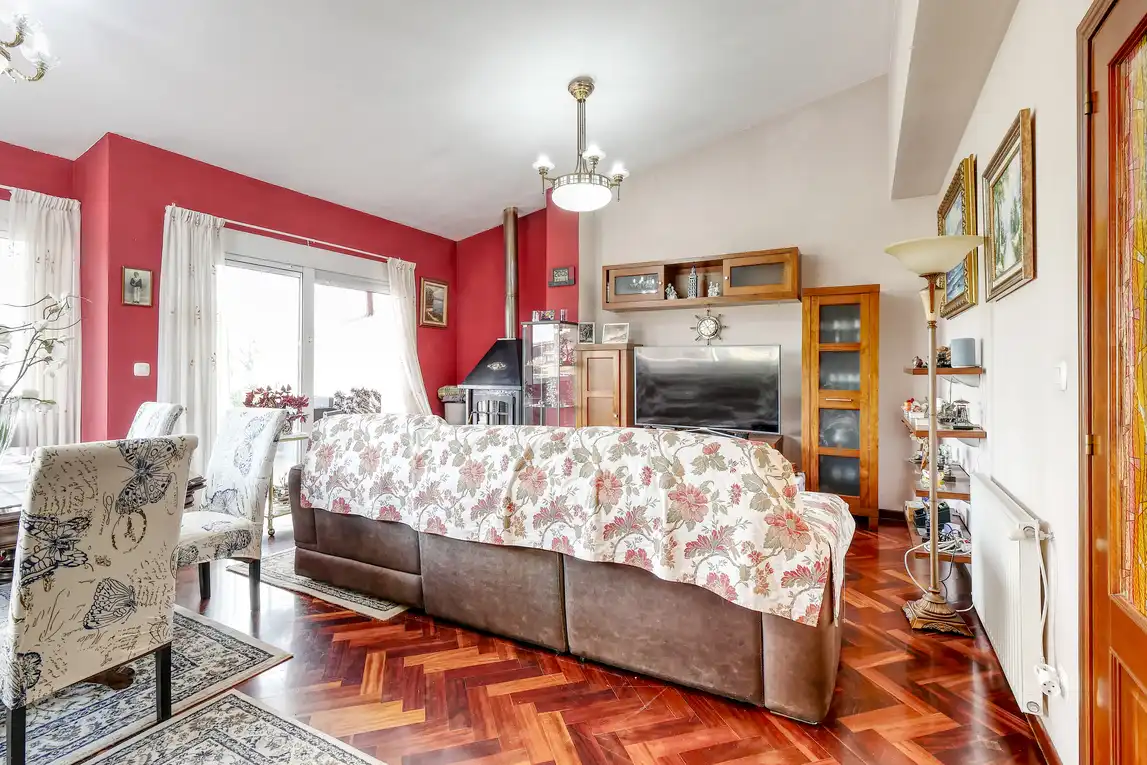 Sala de estar de Casa adosada en venta en A Coruña Capital  con Calefacción, Jardín privado y Parquet