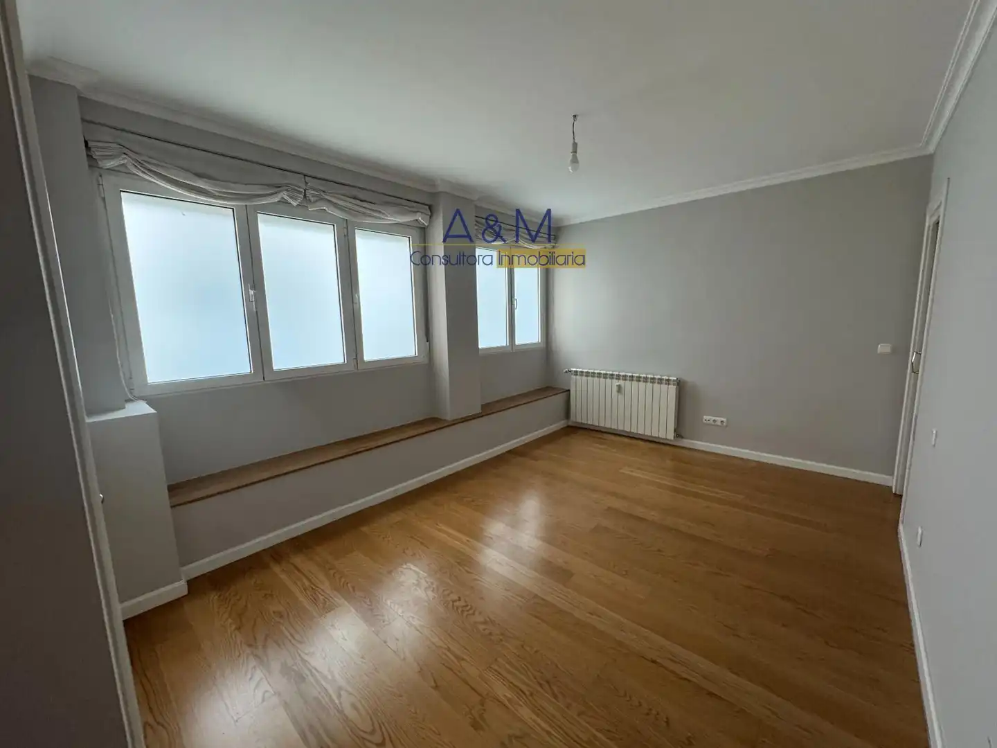 Schlafzimmer von Wohnung zur Miete in Valladolid mit Heizung, Parkett und Ofen